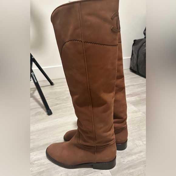 Beautiful Chanel riding boots in excellent condition. - Picture 4 of 13